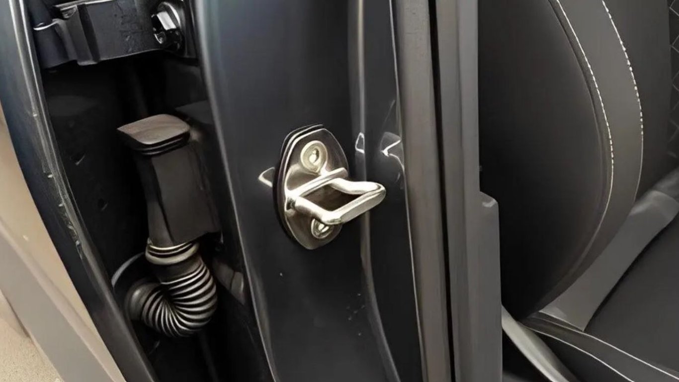 Лайфхак: як правильно використовувати гачок на дверях авто