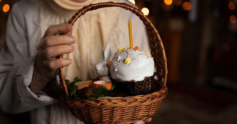 Женщина с куличами