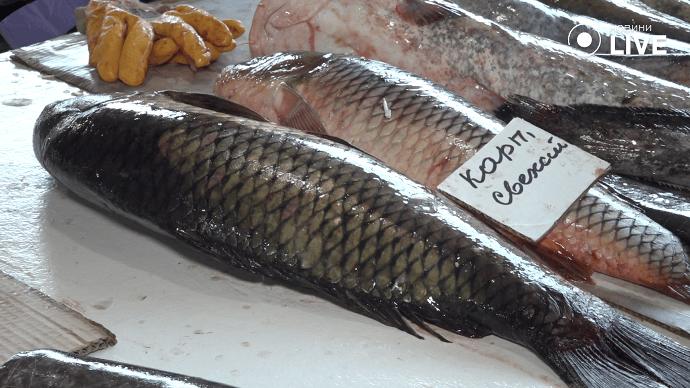 Короп на прилавку базара 