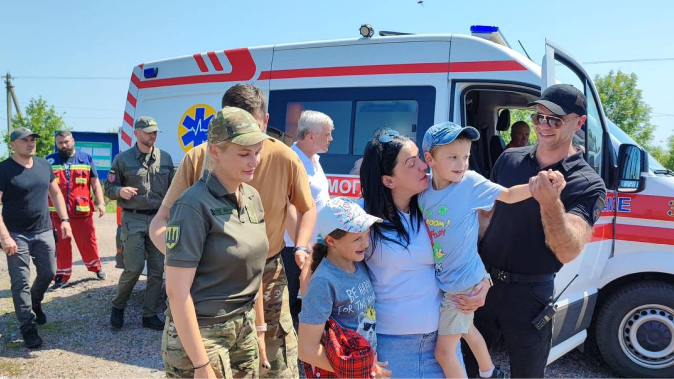 В Україну повернули дітей бойової медикині, яка раніше була в полоні РФ