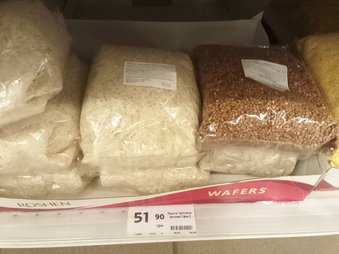 Полиці порожні, але не всюди: у Києві розкупили дешеві борошно та крупи - фото 3