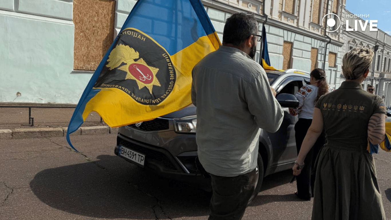 Одесити з прапорами влаштували гучний автопробіг — фото - фото 7