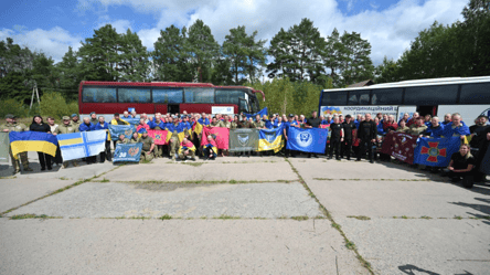 Лубінець показав щемливі кадри повернення захисників з полону - 290x160
