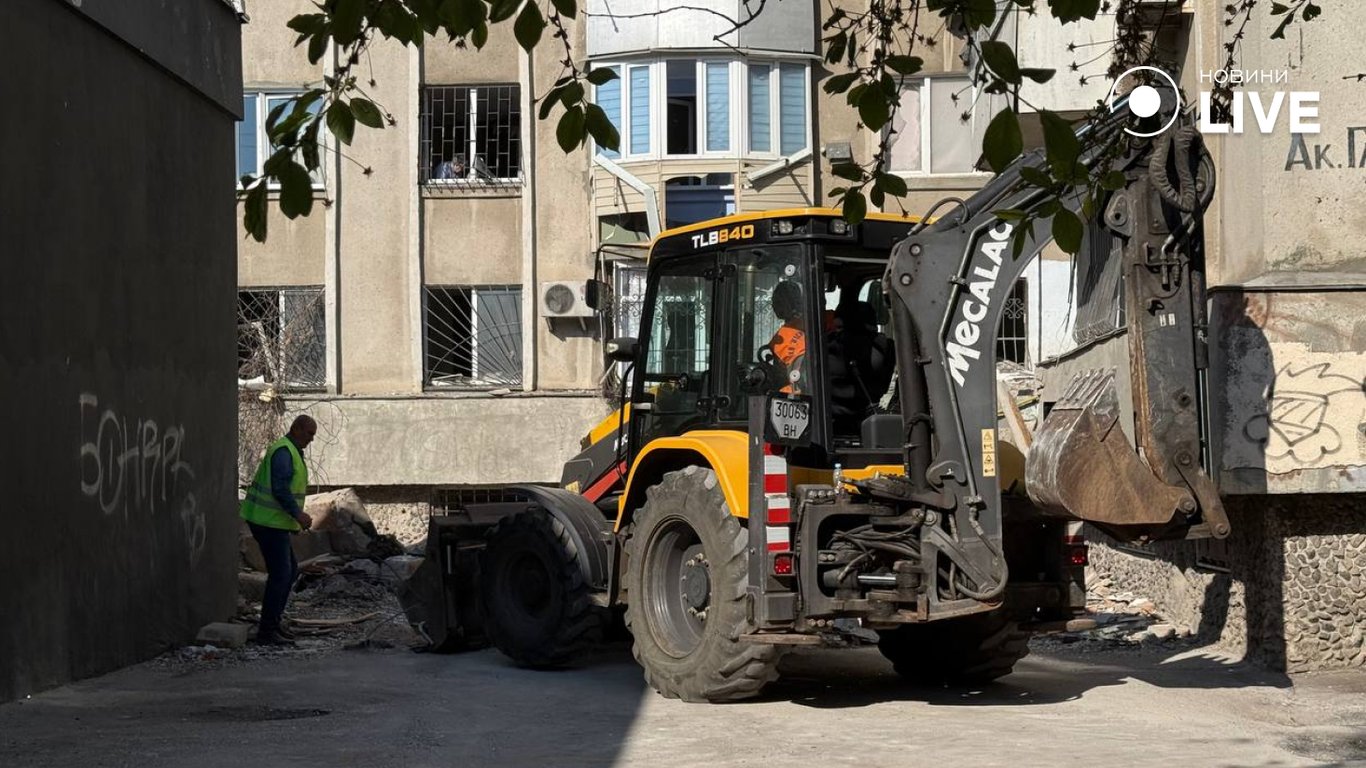 Поврежденная обстрелом 16-этажка в Одессе в аварийном состоянии - фото 2
