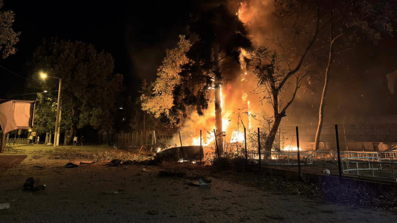 Попадание в жилые дома — фото последствий атаки на Одессу - фото 5