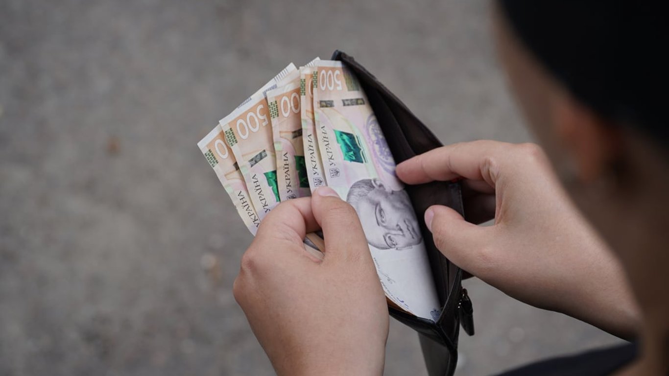 Найпоширеніші помилки: чому не можна на українську валюту казати "гривна"