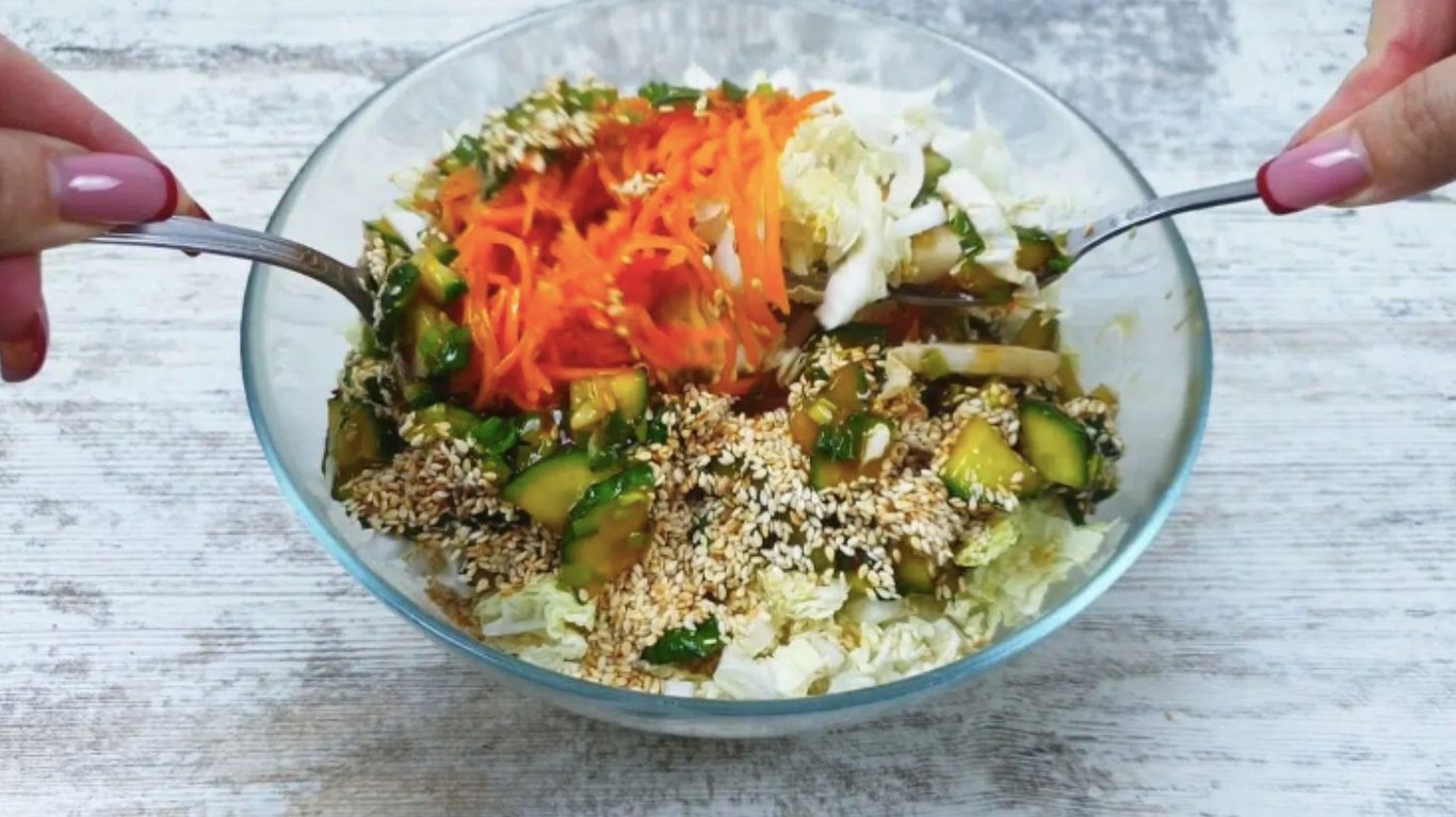 смачний салат з пекінською капустою, морквою по-корейськи та огірками 