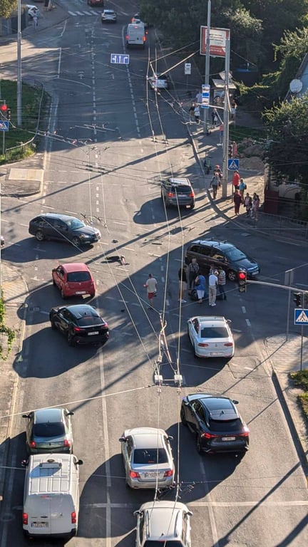 ДТП с пострадавшим во Львове — не разминулись самокат и легковушка - фото 1
