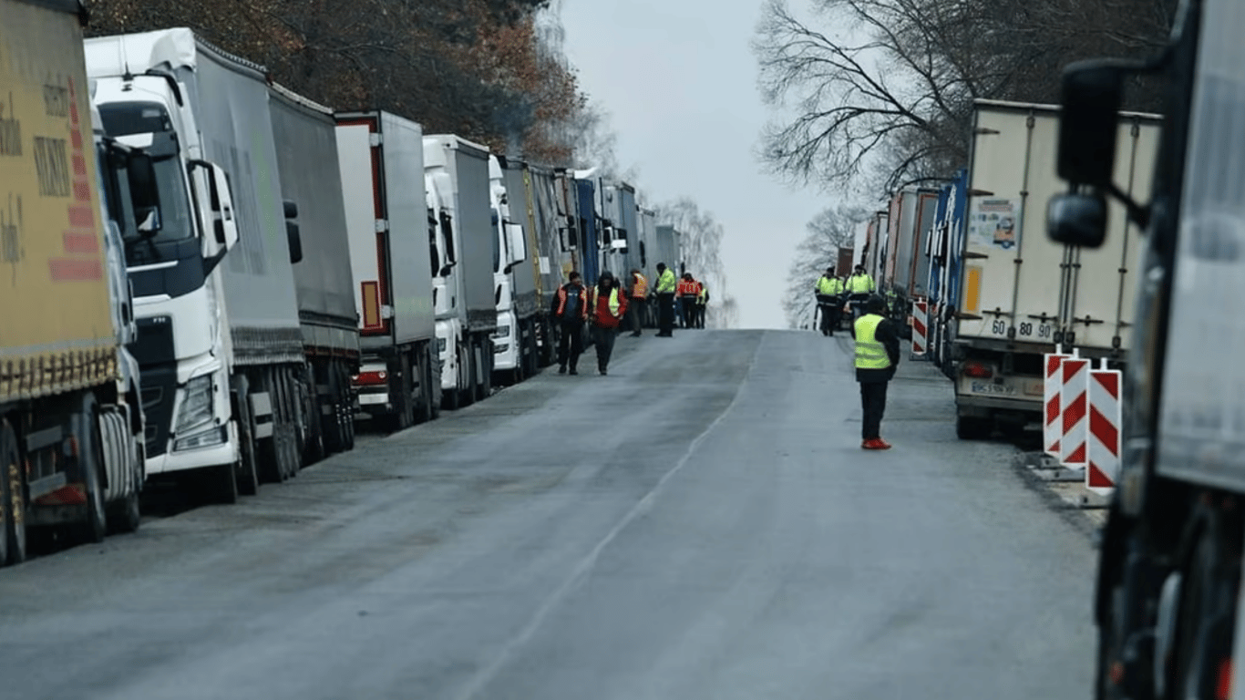 На польсько-українському кордоні заблокували 20 вантажівок