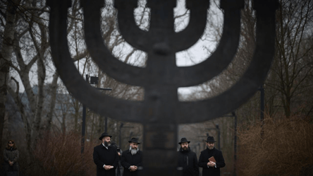 Татуировки и лагеря смерти — страшные факты о Холокосте - 285x160