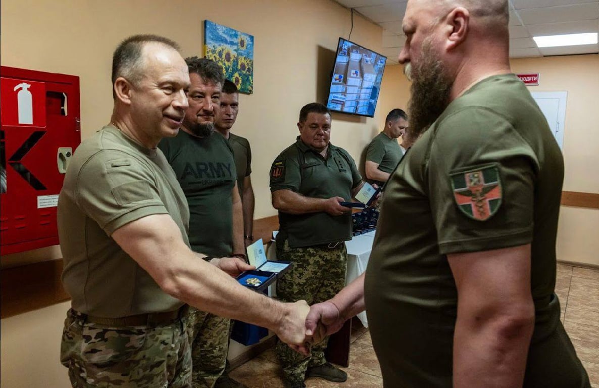 Сирський вручив нагороди воїнам, які проходять лікування після поранень - фото 3