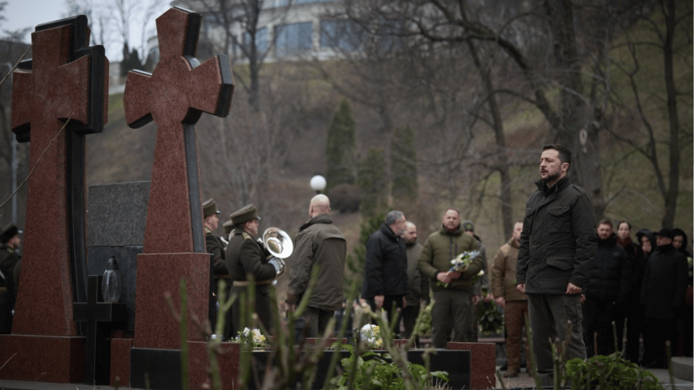 Зеленський вшанував пам'ять Героїв Крут — відео