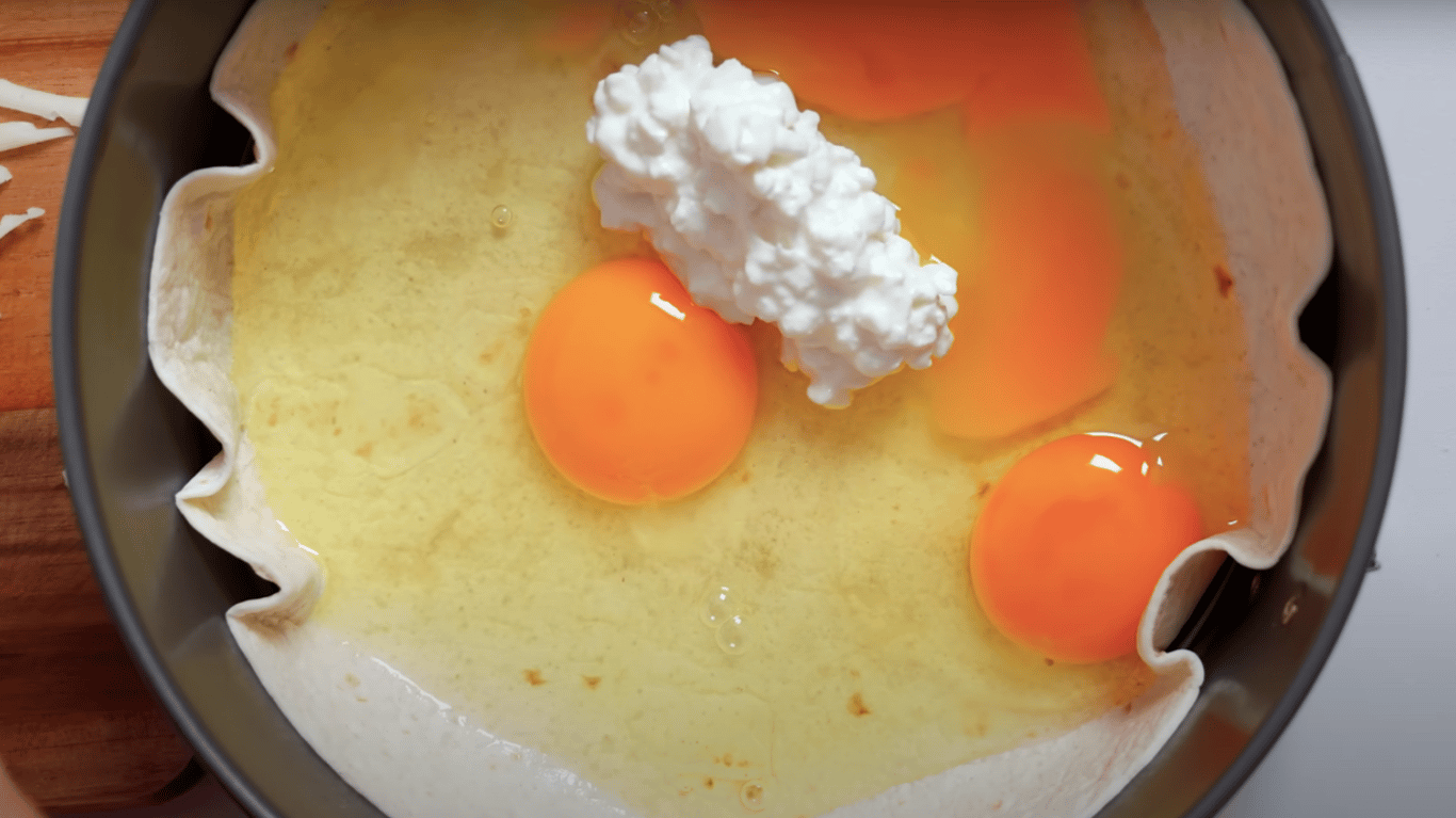 приготування сніданку з яйцями та лавашем