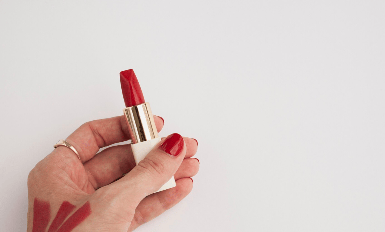 Червона помада вже стала класикою