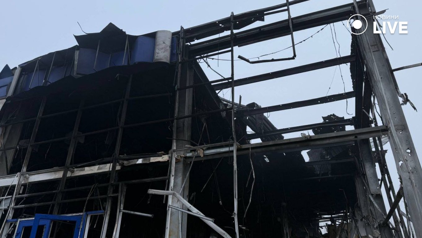 Наслідки удару по автосалону в Одесі