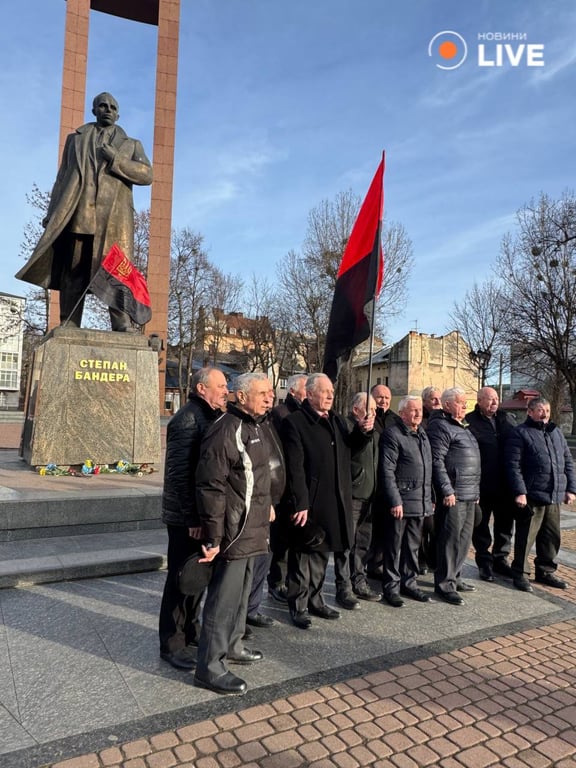 Учасники зібрання під пам'ятником Степану Бандері