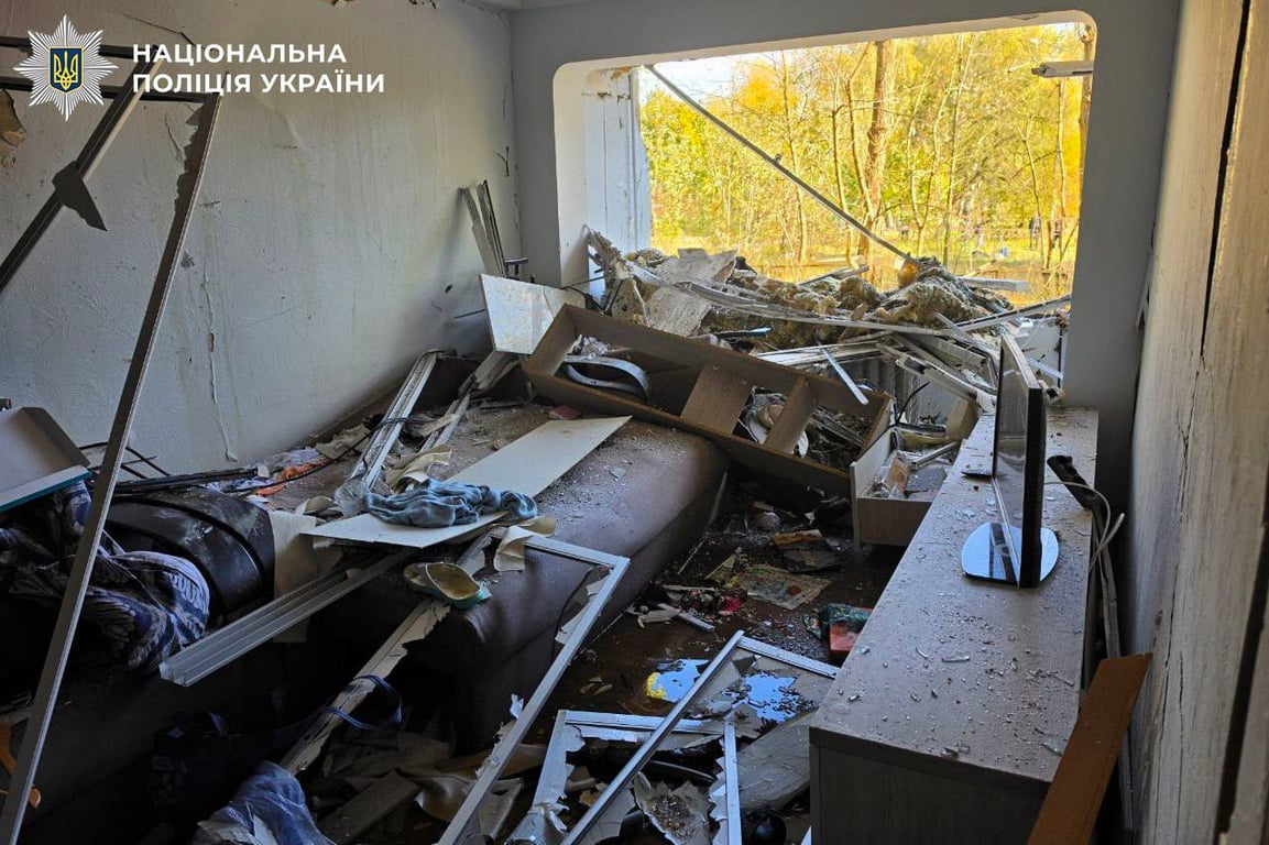 Вигляд зсередини зруйнованого російською ракетою багатоповерхового житлового будинку в Деснянському районі Києва 14 жовтня 2026 року