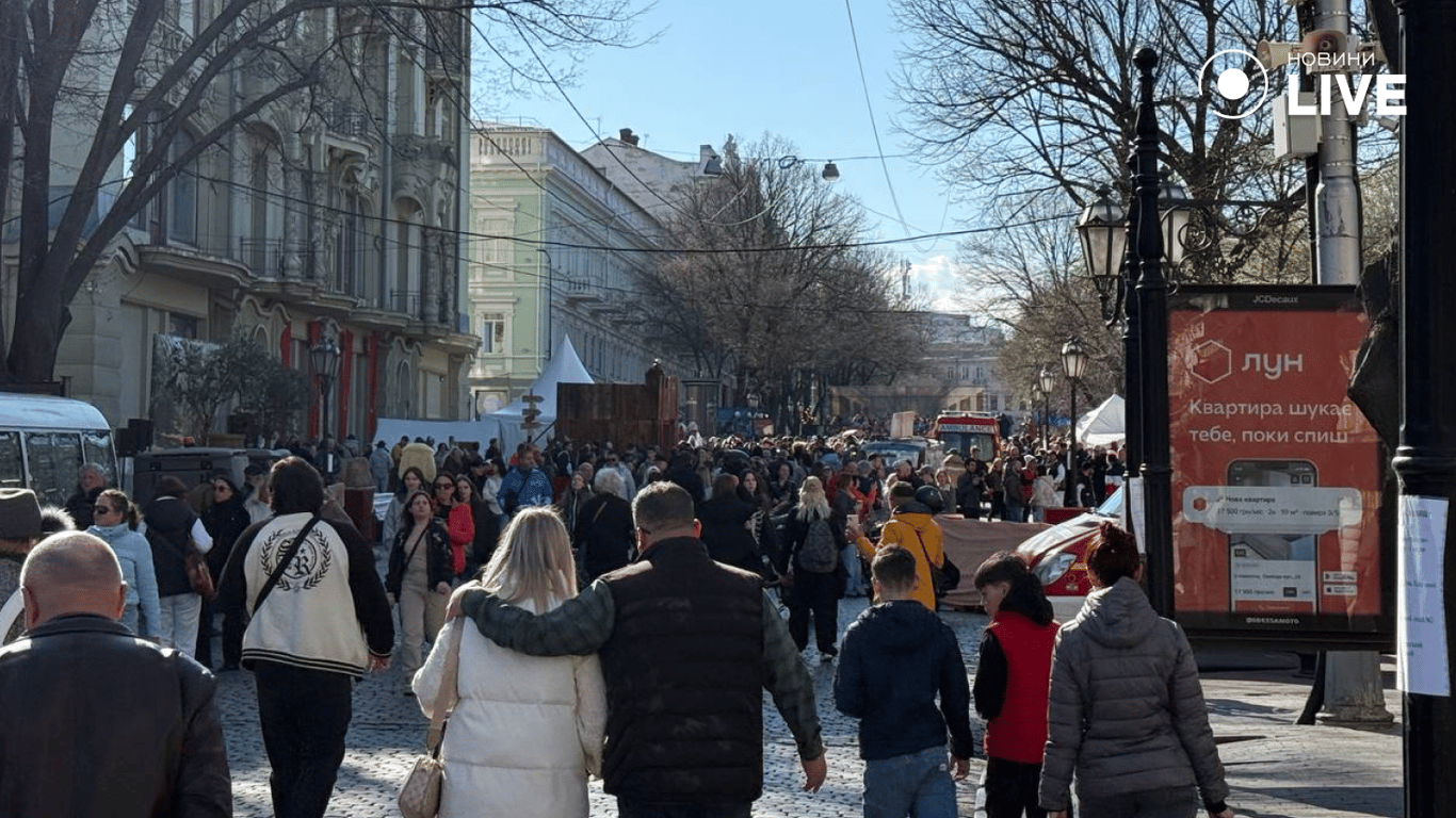 Люди на Дерібасівській