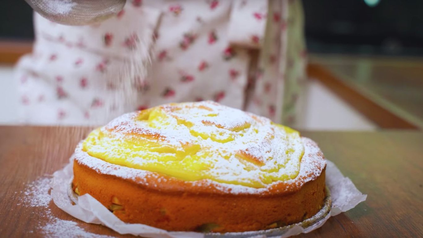 Як приготувати пиріг, смачніше, ніж шарлотка — відео та фото рецепт