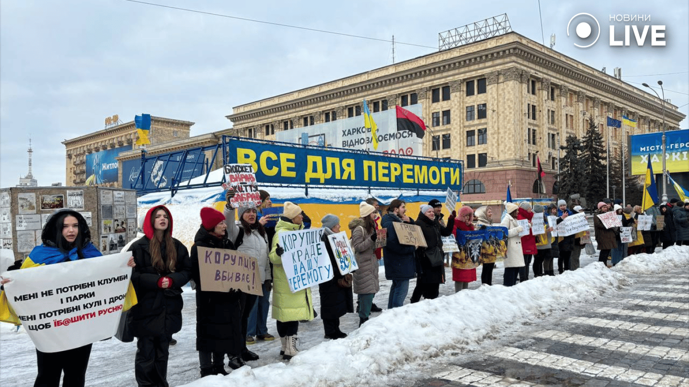 Деньги на ВСУ — в центре Харькова провели очередной мирный пикет