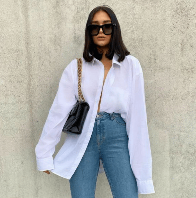 Молодая девушка в классической белой рубашке