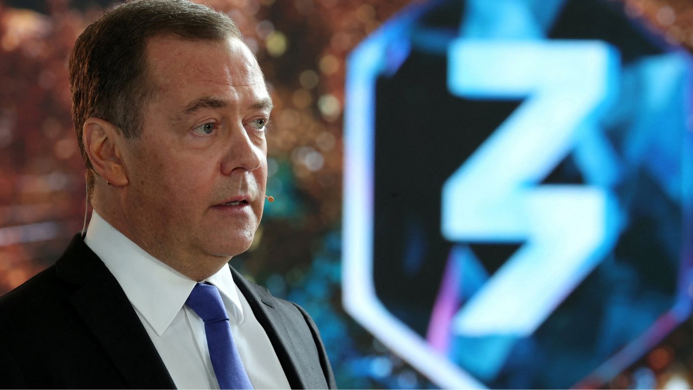 Медведев заявил, что РФ не должна поддерживать дипломатические отношения с Польшей