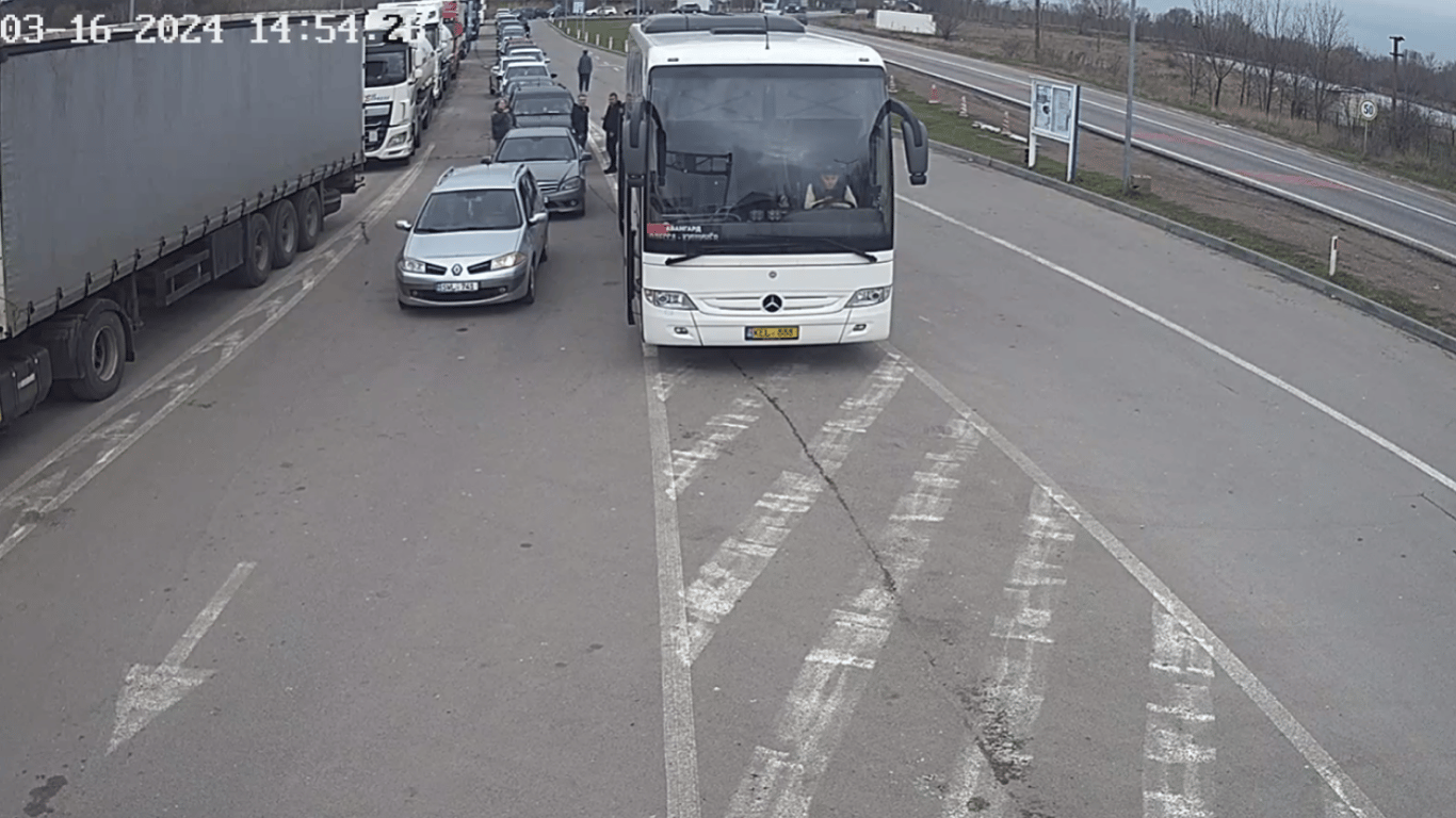 З виїздом за кордон варто зачекати — на автомобільних пунктах пропуску Одещини великі черги