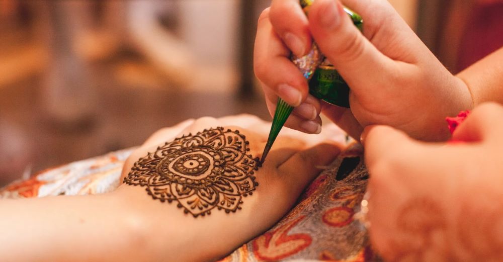 Чем вывести пятна хны из одежды и как отстирать вещи в домашних условиях - фото 1