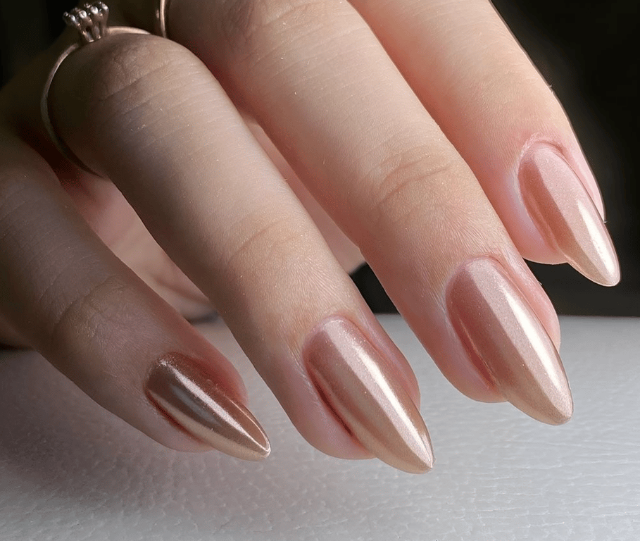Ніжний перламутровий відтінок нігтів підійде до будь-якого стилю