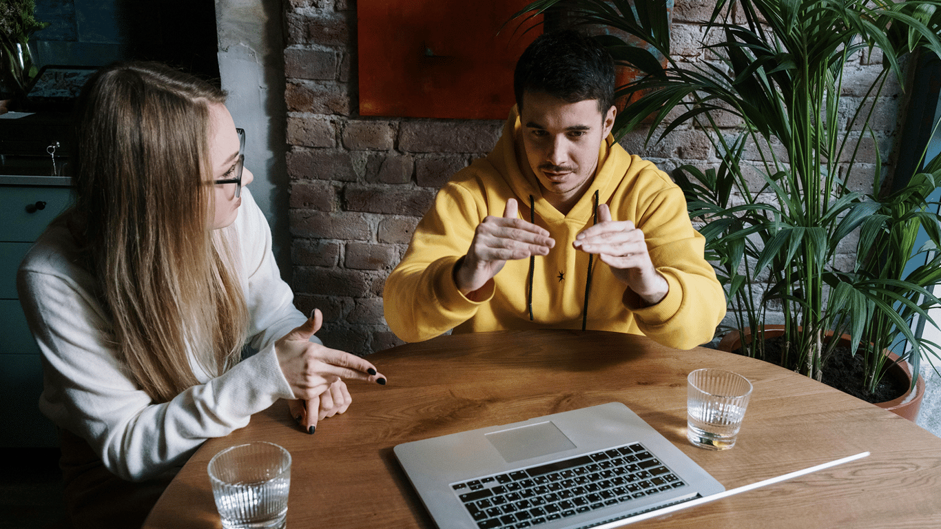 Скільки слів жінки говорять більше за чоловіків