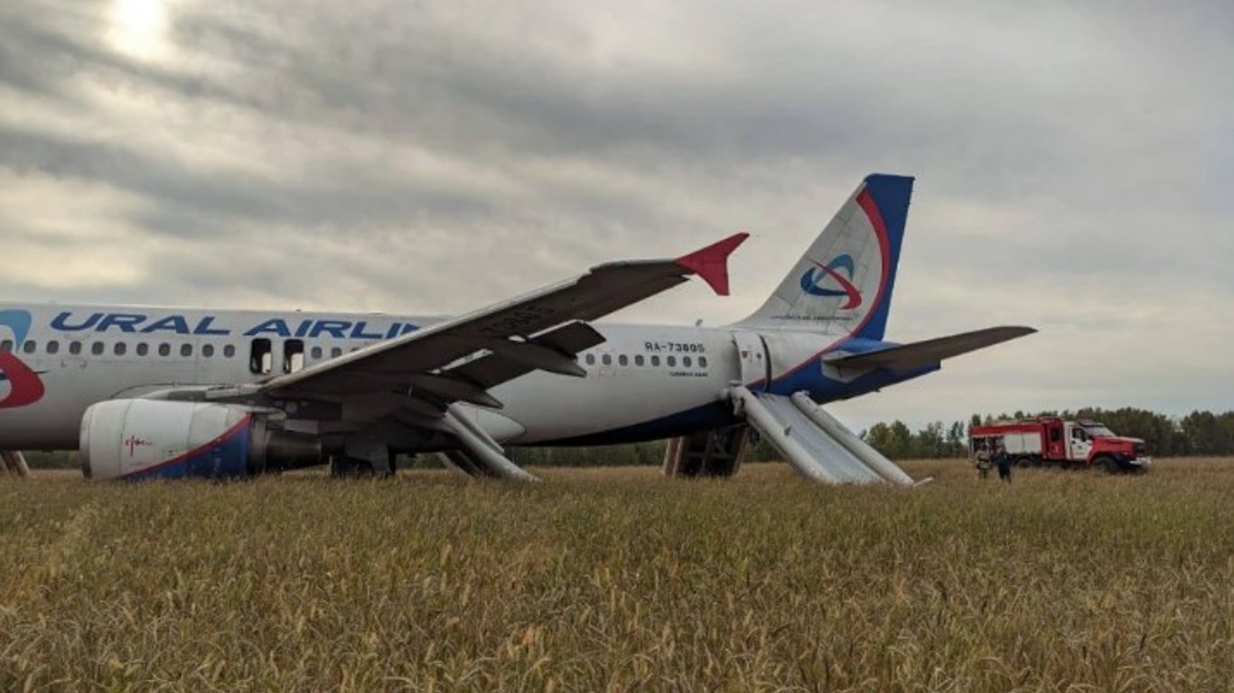 У Росії пасажирський літак здійснив екстрену посадку в полі: подробиці