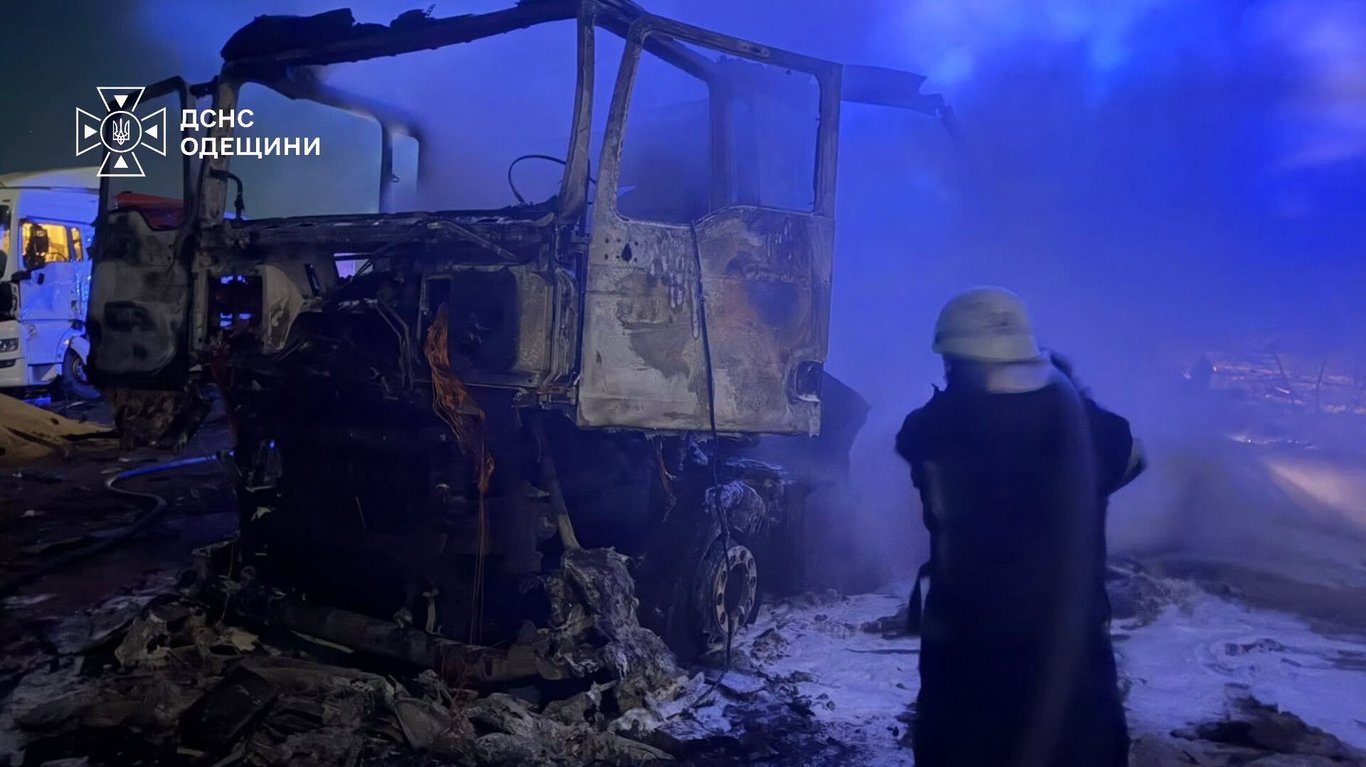 Рятувальник біля знищеної вогнем вантажівки на Одещині