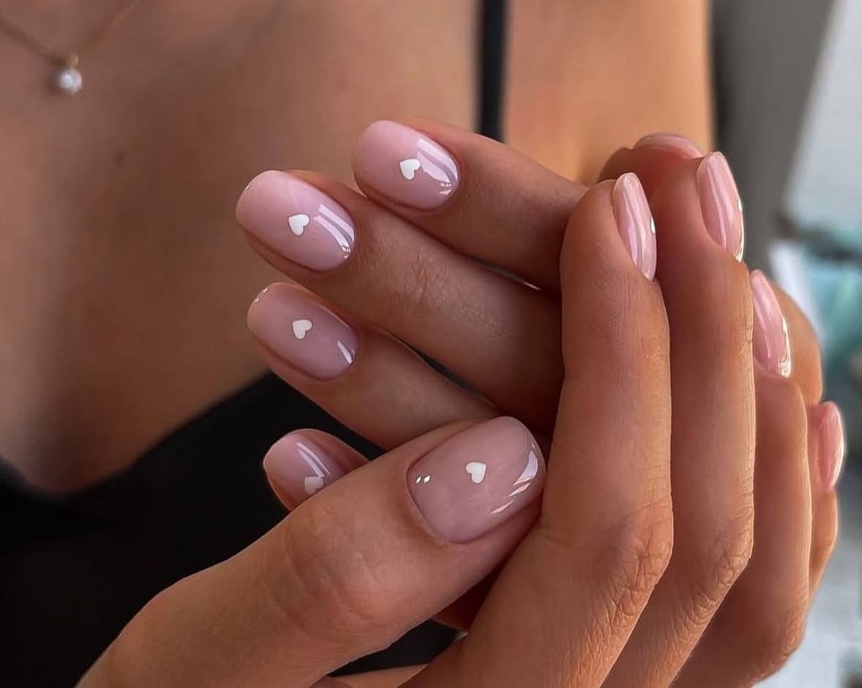 Навіть нюдовому манікюрі можна додати родзинку