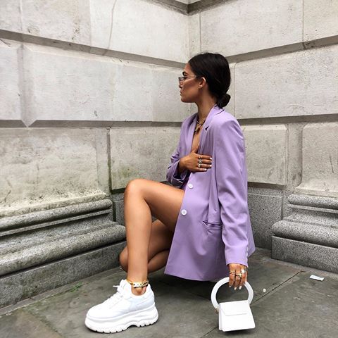 Девушка в пурпурном пиджаке