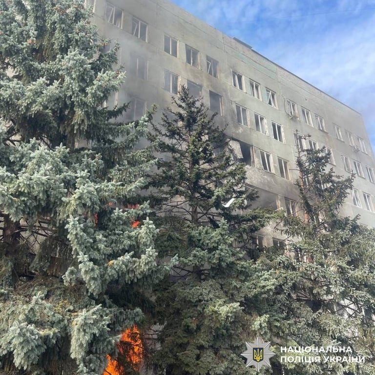 Дим над багатоповерховою будівлею в Харкові