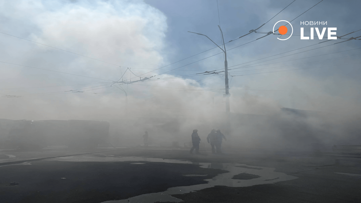РФ вдарила по книжковому ринку коло "Почайної": понад 2 тим кв. м у вогні - фото 1