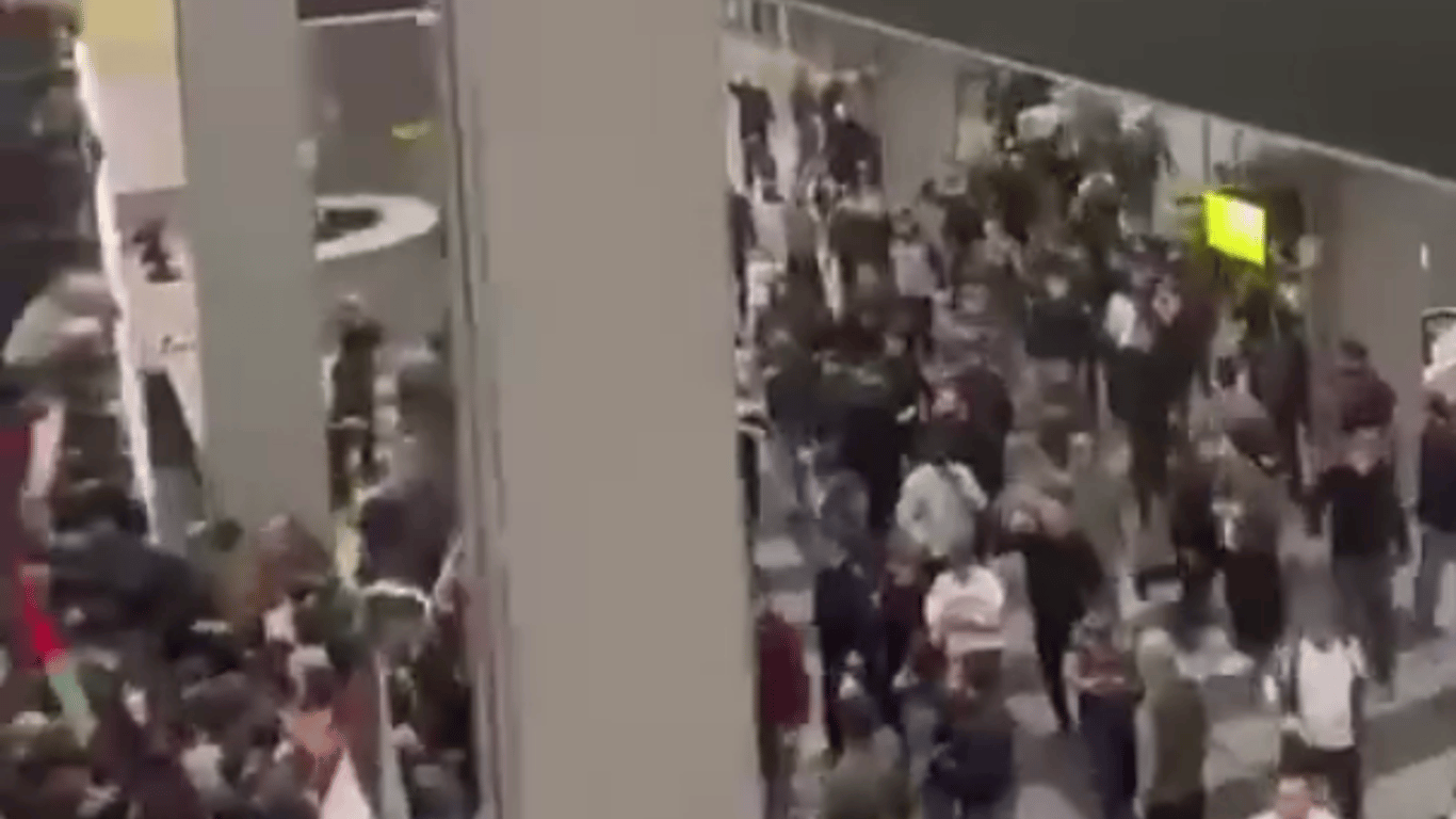 Участники антисемитской акции в российском Дагестане штурмуют аэропорт