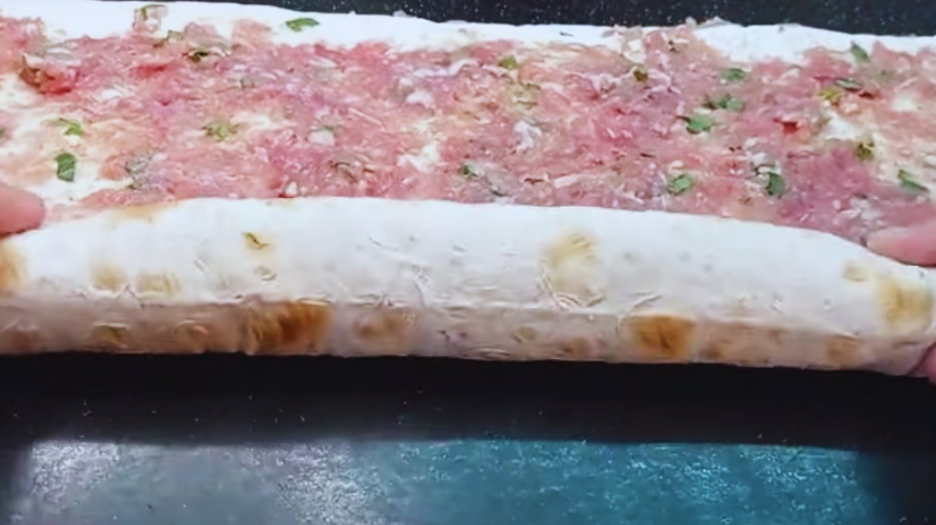 лаваш з фаршем в соусі