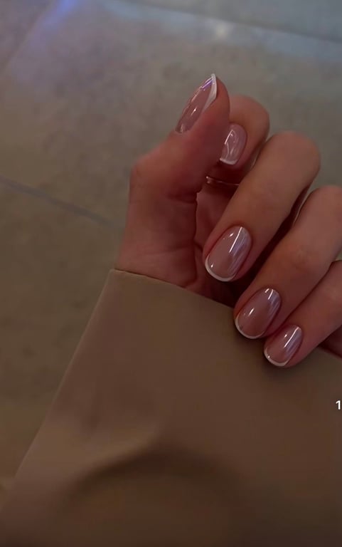 Френч має стильний вигляд, якщо доповнити його дзеркальною пудрою