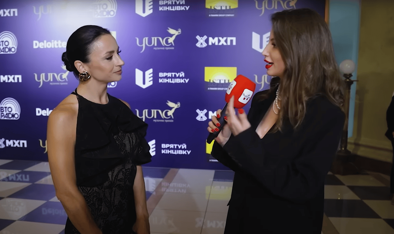 Илона Гвоздева во время интервью