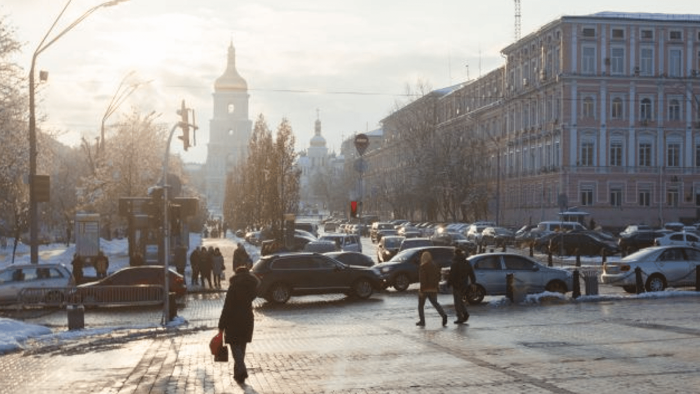 Мокрий сніг із дощем, але дуже тепло: в Укргідрометцентрі розповіли про погоду на завтра
