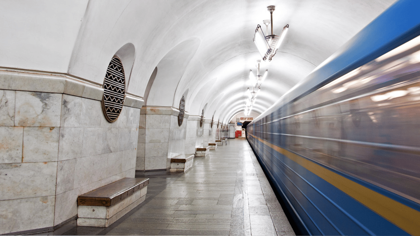 Женщина упала на рельсы в киевском метро — видео