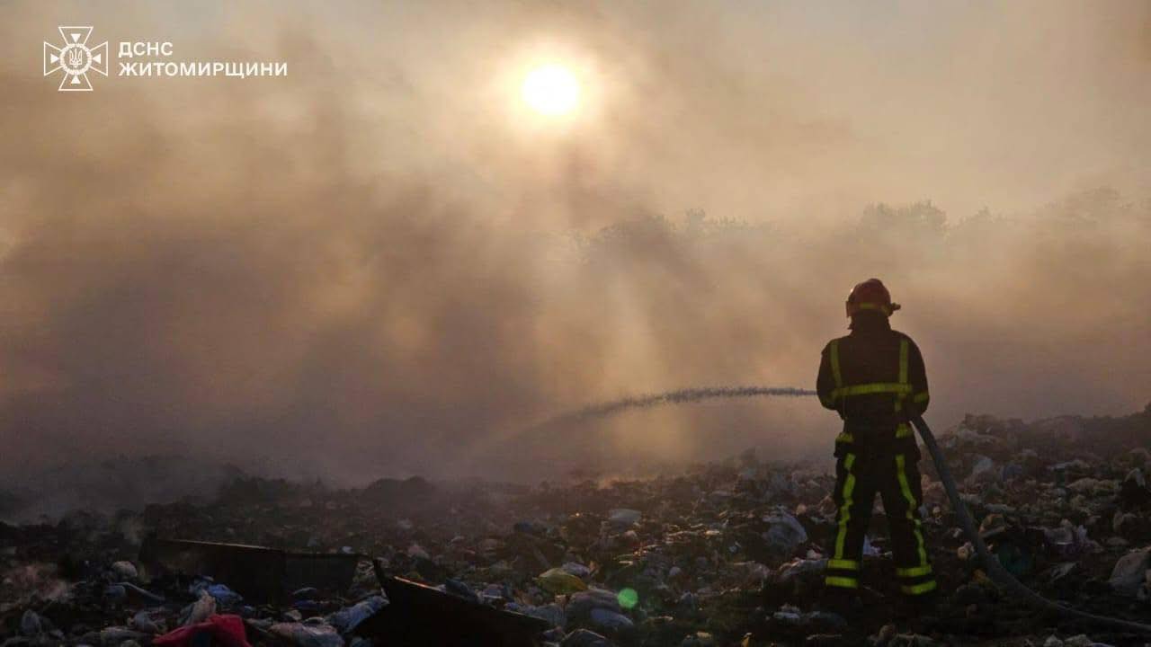 Рятувальники ліквідовують пожежу в Житомирі 2 травня