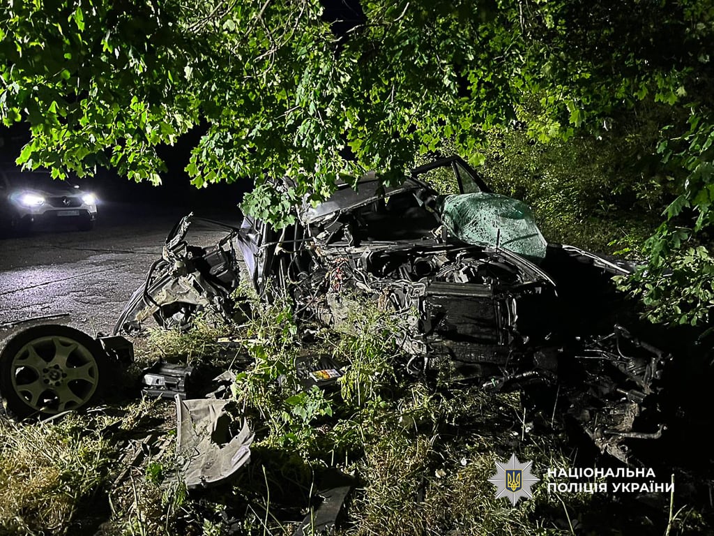 На Одещині нетверезий водій на BMW влетів у дерево — є загиблі - фото 1