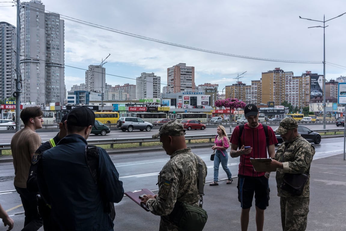 Влітку до ЗСУ мобілізували втричі більше, ніж взимку — чи допоможе це втримати фронт - фото 1