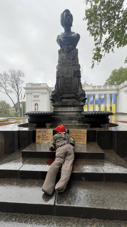 В Одесі активісти поклали опудало під пам'ятник Пушкіну - фото 2