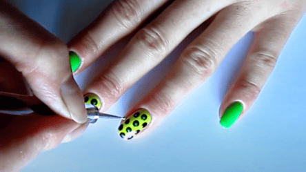 Маникюр в горошек снова носят все модницы этой осенью - 285x160