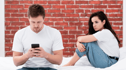 Что указывает на неверность партнера — психологи назвали признаки - 285x160