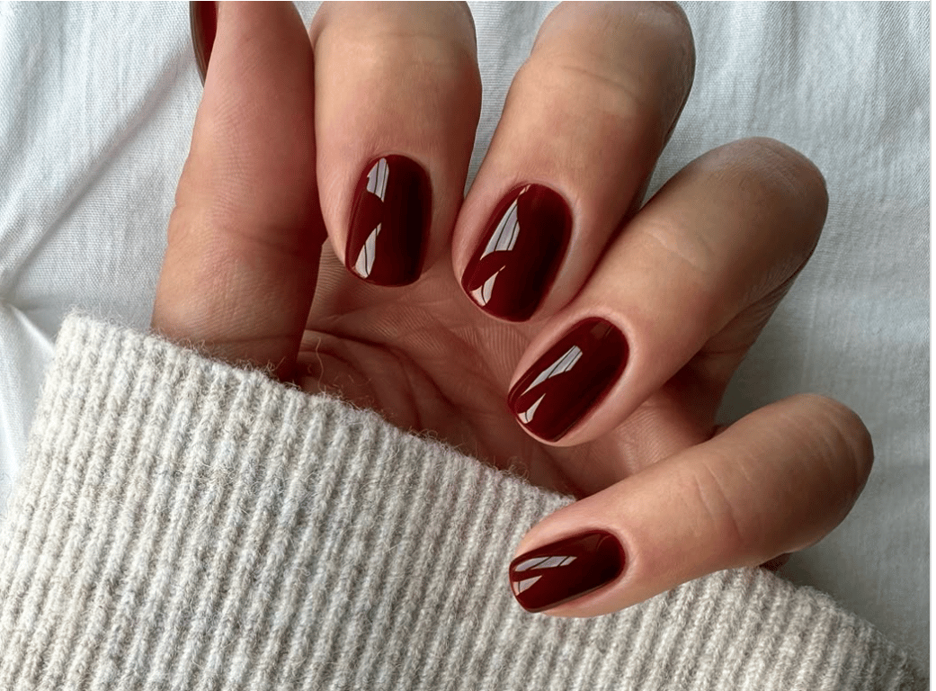 Бордовый цвет на ногтях выглядит элегантно.