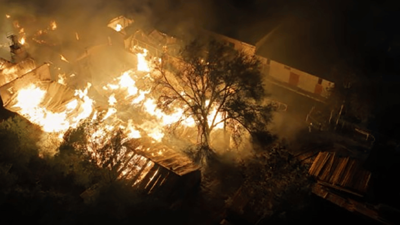 Горит предприятие – появилось видео масштабного пожара в городе Николаеве